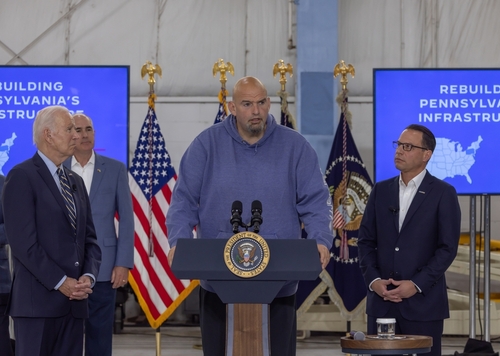 I dont know who these people are. Four men give a presentation.